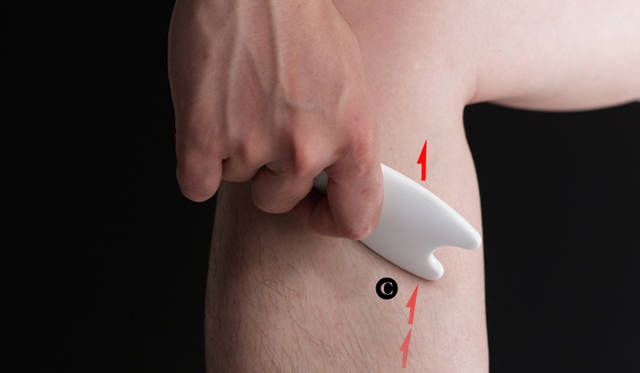 <b>AYURA｜アユーラ</b>　美活沙ボディーマッサージ<br><b>ほぐし技</b><br>プレートのCのカーブを使って、内側のすねの骨の中心から指1本分後ろ側を、くるぶしの上からひざに向かって小刻みにすべらせ、ほぐします。（3回）