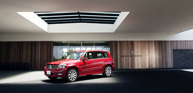 <b>Mercedes-Benz｜メルセデス・ベンツ GLK</b>　千葉県富津市に位置し、雄大なゴルフコースを有する　『BRISTOL HILL GOLF CLUB』のクラブハウスメインエントランス前に到着したGLK。SUV（スポーツ多目的車）ではあるが、メルセデスのセダンとも共通する抑揚の効いたサイドビューが、SUV以上、と言いたくなるほどの躍動感を与えている。