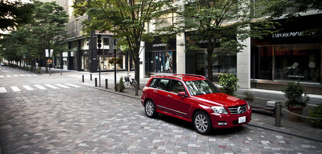 <b>Mercedes-Benz｜メルセデス・ベンツ GLK</b>　旅のスタートは丸ノ内。街が活動をはじめる前に都心をぬけるため、早朝からの出発である。東京でも有数の高感度な街、丸ノ内の街角に溶け込む力強くも洗練されたスタイリングが魅力的なプレミアム・コンパクトSUV、GLK。全長4,530mmの車体は取りまわしにすぐれ、機能性も十分。