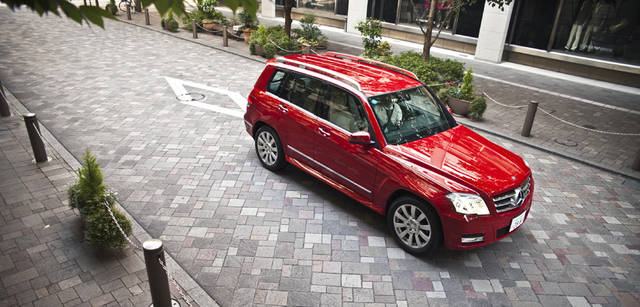 <b>Mercedes-Benz｜メルセデス・ベンツ GLK</b>　街路樹の影を映しこむ、なめらかで広がりのある面と、精悍な表情を浮き立たせる直線で構成される、メルセデス伝統のSUVスタイル。着座位置がふつうのセダンより高いため、視野が広がるのも運転者には操縦しやすさにつながり、後席乗員は窮屈な思いから解放される。