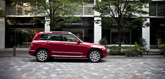 <b>Mercedes-Benz｜メルセデス・ベンツ GLK</b>　GLKのカラーバリエーションは、写真のファイアオパールのほか、カルサイトホワイト、オプシディアンブラックなどのベーシックなカラーにくわえ、専用色ボナマイトシルバーやタンザナイトブルー、ペリクレースグリーンなど、個性あるカラーリングをふくめ全11色を用意。