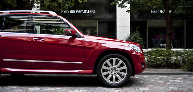 <b>Mercedes-Benz｜メルセデス・ベンツ GLK</b>　アウトドア派にはうれしいアルミニウム製のルーフレールが、アクティブな印象を際だたせる。純正アクセサリーのベーシックキャリアや各種ホルダーを組み合わせるとさらに用途がひろがる。タイヤサイズは235/50R19・255/45R19、空気圧警告システムも備わる。