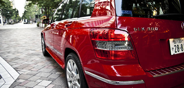 <b>Mercedes-Benz｜メルセデス・ベンツ GLK</b>　GLK 300 4MATICは、2,755mmと比較的長めのホイールベースをもつシャシーに、3リッターV型6気筒エンジンを搭載する。速度50km/h以上で走行中、アクセルペダルから急に足を離してブレーキを踏みこむと、ブレーキランプを自動点滅してくれるアダプティブブレーキライト機能を備える。