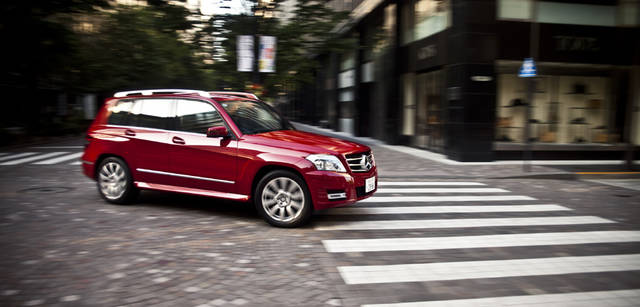 <b>Mercedes-Benz｜メルセデス・ベンツ GLK</b>　エンジンやハンドリングの応答性がよく、コンパクトなボディサイズと相まって、自分の手足の延長線上にクルマを操れる。これこそが、プレミアム・コンパクトSUVの魅力である。GLK 300 4MATICに乗ると、扱いやすい、乗りやすい、オールマイティなモデルであることが実感できる。