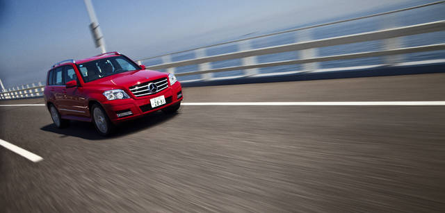 <b>Mercedes-Benz｜メルセデス・ベンツ GLK</b>　2,755ｍｍと比較的長めのホイールベースをもつシャシーに、3リッターV型6気筒エンジンを搭載する。4MATICと呼ばれるフルタイム４輪駆動システム、そして路面状況などに応じて4つの車輪の駆動力を最適に制御する4ESPが備わった。トランスミッションは7段オートマチック。