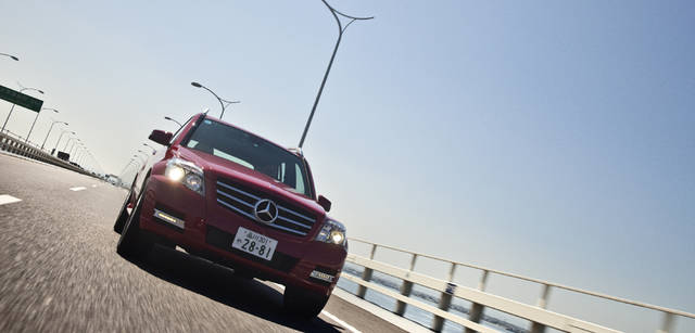 <b>Mercedes-Benz｜メルセデス・ベンツ GLK</b>　余裕あるグラウンドクリアランスと、路面状況などに応じて4つの車輪の駆動力を最適に制御する4ESPの恩恵により、GLKは悪路走行に強い。しかも、同時にハイウェイ走行性能も高い。長いホイールベース、1.8トンのボディがもたらす快適な乗り心地は申し分ない。