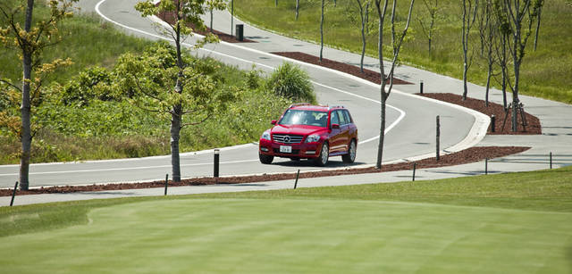 <b>Mercedes-Benz｜メルセデス・ベンツ GLK</b>　『FUTTSU BRISTOL HILL』敷地内の整備されたワインディングロードを走る。左右にフェアウェイを見ながらの爽快なドライブ。コースをつなぐ道は、敷地内の街区をつなぐ生活路でもある。まだオープンから間もないため街路樹は幼いが、年を経るごとにさらに美しい景観となるだろう。