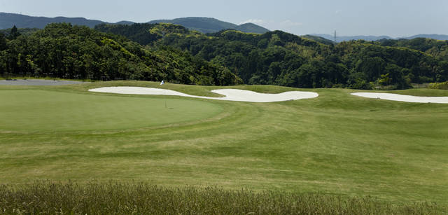 <b>Mercedes-Benz｜メルセデス・ベンツ GLK</b>　『BRISTOL HILL GOLF CLUB』のゴルフコースは、6,947ヤード、18ホール・パー72のチャンピオンコース。プレーは18Hスループレー、フェアウェイへのカートの乗り入れも可能なので、海外リゾートのようなカジュアルなゴルフが楽しめる。もちろん、居住者以外もクラブゲストとしてプレーできる。