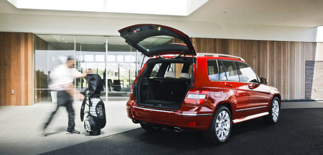 <b>Mercedes-Benz｜メルセデス・ベンツ GLK</b>　キャディバッグやボストンバッグなど、大きな荷物の上げ下ろしもしやすいハッチゲート。後席のバックレストは左右2：1の比率で前方に倒せるので、ラゲッジスペースを拡大することも可能。キャディバッグ 3万9900円（BARNEYS NEW YORK GOLF/バーニーズ ニューヨーク横浜店 Tel. 045-671-1200）