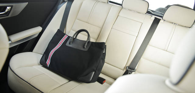<b>Mercedes-Benz｜メルセデス・ベンツ GLK</b>　適度の堅さを保持した上質な革張りのシートは長時間の着座でも疲れにくい。シートは本革以外にもファブリック、ファブリック×人工皮革が選べる。写真のサハラベージュを選べば、一層気品溢れる車内になる。トートバッグ 1万9950円（BARNEYS NEW YORK/バーニーズ ニューヨーク横浜店 Tel. 045-671-1200）