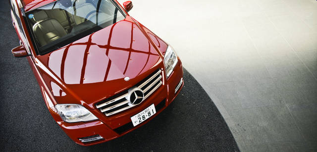 <b>Mercedes-Benz｜メルセデス・ベンツ GLK</b>　フロントマスクを精悍に演出するバイキセノンライトには、先進的な印象をあたえる新採用のLEDドライビングライトを搭載。強力な白色光がより遠くまでを照射してくれる。ヘッドライトに付着した汚れなどを洗浄液の高圧噴射で洗い落とすヘッドライトウォッシャーも装備されている。
