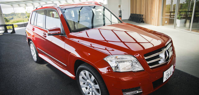 <b>Mercedes-Benz｜メルセデス・ベンツ GLK</b>　大型のエアインテークを備え、スポーティかつダイナミックな印象のフロントバンパーのデザイン。長めのホイールベースのおかげで乗り心地はよく、余裕ある室内空間に余裕がもたらされている。前後席とも頭上、肩まわり、脚部、そして足もとにスペースがたっぷりある。