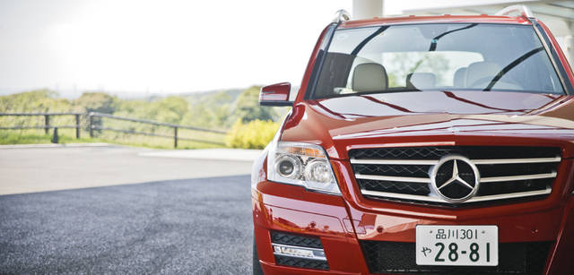 <b>Mercedes-Benz｜メルセデス・ベンツ GLK</b>　中央にほどこされた大径のスリーポインテッドスター。そこから左右にのびる3本のフィンが表情をシャープに引き締める。アローデザインウインカーと一体化されたドアミラーにはヒーターが内蔵され、ミラー面がくもるのを防いでくれる。寒い冬や悪天候でも、良好な視界を確保してくれる。