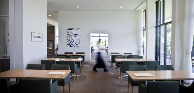 <b>Mercedes-Benz｜メルセデス・ベンツ GLK</b>　プレーが終わったあとは、クラブハウスでのリラックスタイムを楽しむ。サウナも備わった、ひろびろとした大浴場で汗を洗い流したら、クラブハウスレストラン『AWkitchen 22』へ。ここでは、契約農家から直送された野菜や、地元の魚介などをつかったメニューが味わえる。