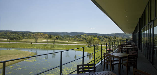 <b>Mercedes-Benz｜メルセデス・ベンツ GLK</b>　『AWkitchen 22』には風が通り抜ける、居心地のよいテラス席もある。契約農家からのこだわりの野菜をふんだんに使用した手打ちパスタなど、イタリアンメニューが並ぶ。天気のよい日、フェアウェイを眺めながらのプレー後の食事は格別だ。正面に見えるのは18番ホール。