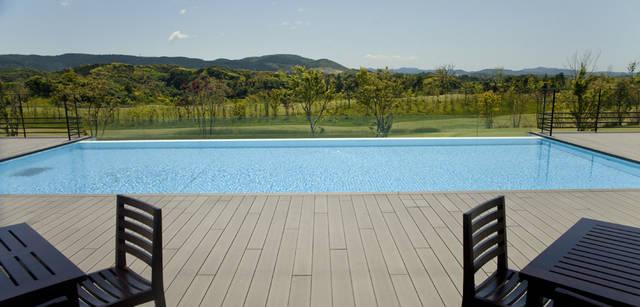 <b>Mercedes-Benz｜メルセデス・ベンツ GLK</b>　『FUTTSU BRISTOL HILL』は“ゴルフコースのなかに住まう”という日本では珍しいゴルフコミュニティであり、レジデンスが存在する。自然との共生と価値観の共有がコミュニティのテーマだ。そのオーナーだけが立ち入ることができるプール付きのラウンジがこちら。