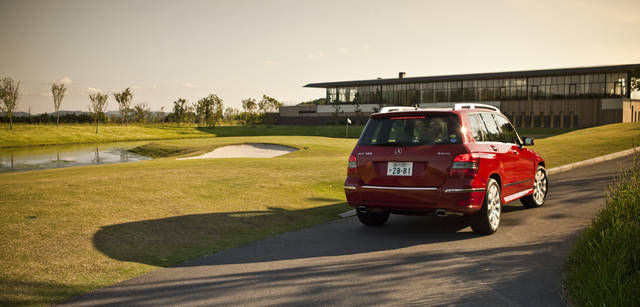 <b>Mercedes-Benz｜メルセデス・ベンツ GLK</b>　たくましく盛り上がったリアバンパーとツインクロームエグゾーストエンドが、走り去る後ろ姿さえも印象的に凛々しく演出してくれる。自然とたわむれ、思い切り身体を動かしたあとは、清すがしい気持ちで帰路へつくことができる。GLKは、オンとオフ、どちらにもしっくりなじむモデルだ。