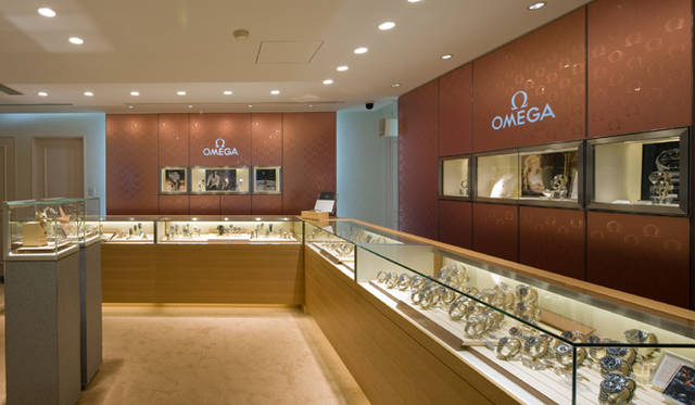 <b>OMEGA｜オメガ</b> 「オメガショップ銀座　並木通り店」の店内。見やすいディスプレイがうれしい。