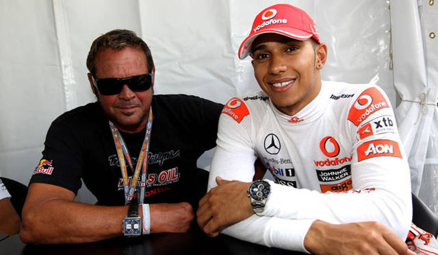 <b>TAG Heuer｜タグ ホイヤー</b> スティーブ・マックイーンの息子、チャド・マックイーン（右）とタグ・ホイヤーのアンバサダーを務めるF１レーサー、ルイス・ハミルトン。