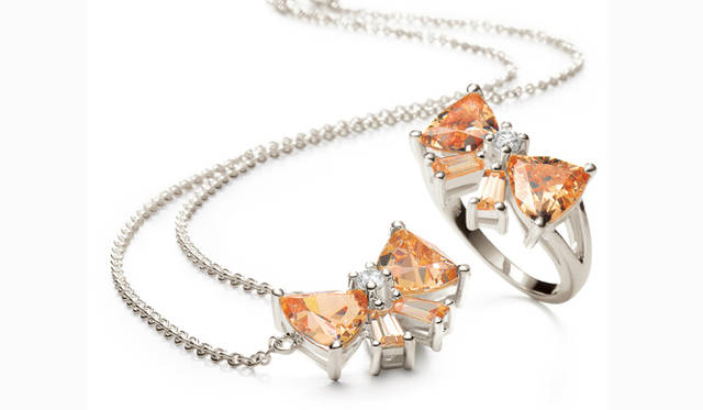 <b>Folli Follie｜フォリフォリ</b>　「Cutie Bow」コレクション　（左）ネックレス　1万8900円、（右）リング　1万2600円