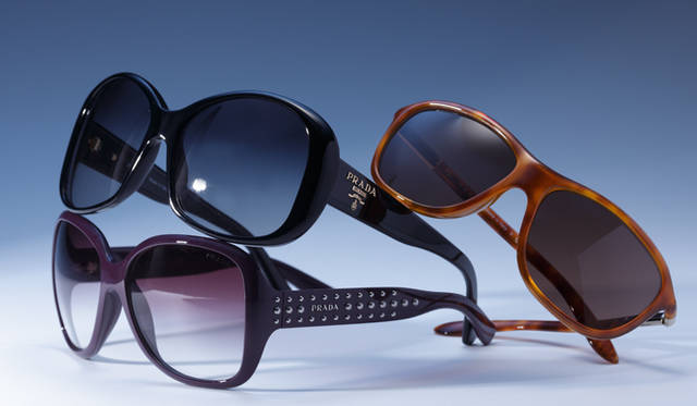 <br />（左下） 3万9900円　（左上） 3万1500円　（右） 3万1500円　（プラダ／ミラリ ジャパン　Tel. 03-5428-6475）