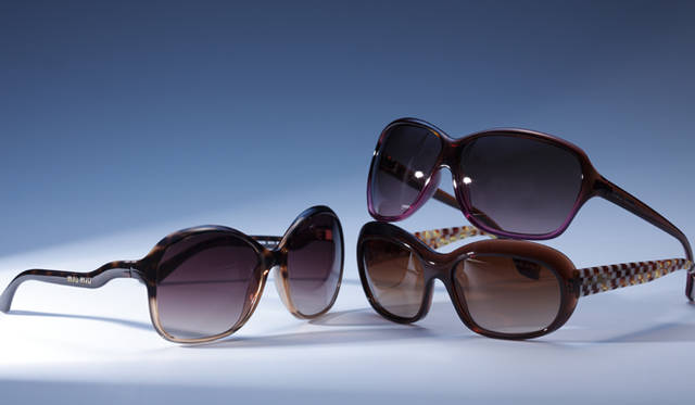 <br />各2万3100円　（ミュウミュウ／ミラリ ジャパン　Tel. 03-5428-6475）