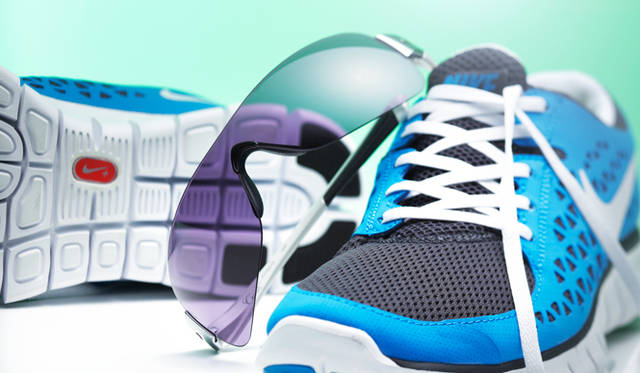 <br />進化を遂げたスポーツアイウェアをピックアップ！　シューズ「NIKE FREE RUN+」　1万1550円（ナイキ／NIKEお客様相談室　 0120-500-719）　、サングラス「CRUSH（クラッシュ）」　2万2050円（ナイキ／マーションジャパン　Tel. 03-5447-8960）　　