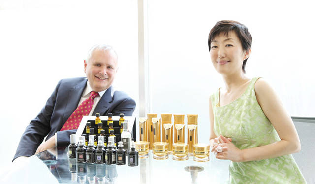 <b>OSCIEM｜オシエム</b>　左：Jan Kusmirek（ヤン・クズミレク）さん、右：美容家の吉川千明（よしかわちあき）さん