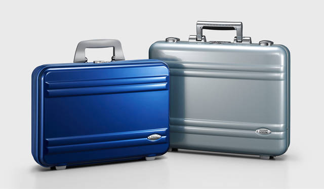 <b>ZERO HALLIBURTON｜ゼロハリバートン</b> 左）ZRP-A Zipper Type/No.80601 W410×H280×D100mm 3万450円、右）ZRP-A Aluminium Frame Type/No.80631 W440×H330×D120mm 3万9900円