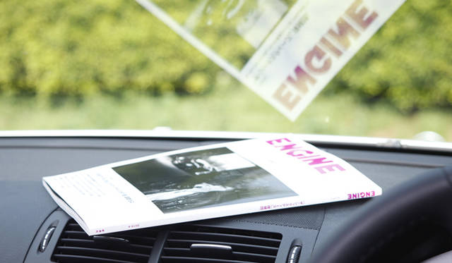 <br />偏光レンズなしの状態。フロントガラスにダッシュ・ボード上のものなどが映りこむため、運転しにくい。