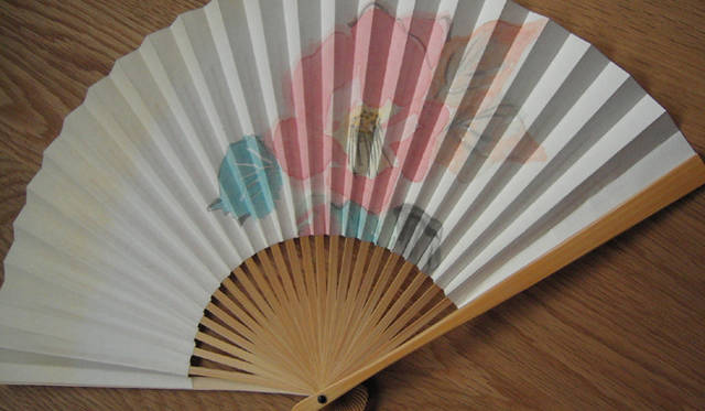 連載・生方ななえ（うぶかたななえ）｜第二回　『雨にも負けず粗茶一服』　大学生の時に京扇子の老舗「京扇堂」で絵付けをして創っ たオリジナル扇子。焚きしめられた香の香りが心地よい。 