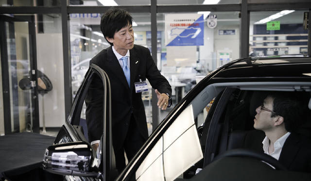 <b>MERCEDES BENZ｜メルセデス・ベンツ E 350 ブルーテック アバンギャルド</b>　四家さんによる丁寧な説明。