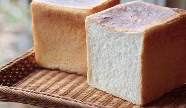 <b>erizo｜天然酵母パン エリゾー</b>　国産小麦のハルユタカと、「あこ天然酵母」でふっくらと焼き上げた「角食パン」。甜菜糖のほんのりやさしい甘さが特長。焼き上がり予定時間 13:00　1斤 280円