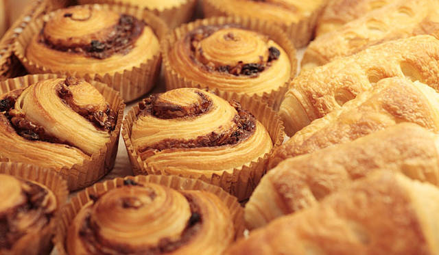 <b>erizo｜天然酵母パン エリゾー</b>　「シナモンロール」（左：1個200円）は、クロワッサン生地に、黒糖シナモン、レーズン、くるみ入り。「ショコラ」（右：1個190円）にはベルギー産の高級チョコレートを贅たくに使用している。焼き上がり予定時間 11:00