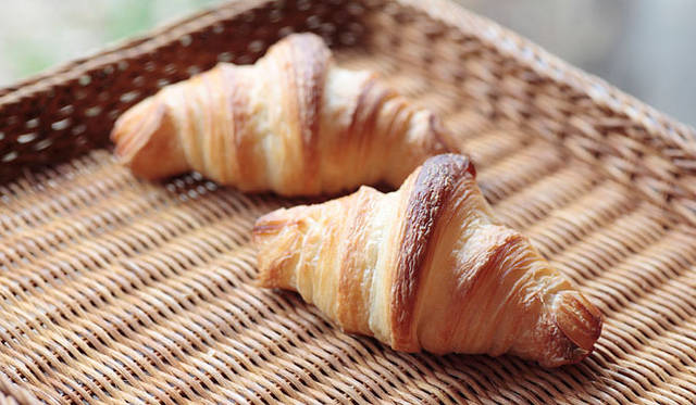 <b>erizo｜天然酵母パン エリゾー</b>　「クロワッサッン」は、中はしっとり外側はパリっとやや重ため。天然酵母特有の食感でカロリーも控えめだ。子どもにもファンが多い。焼き上がり予定時間 10:30　1個160円