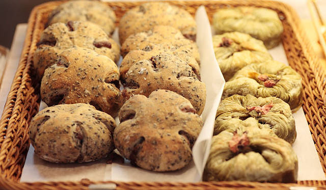 <b>erizo｜天然酵母パン エリゾー</b>　有機のつぶあんを、黒ゴマたっぷりの生地で包んだ「ごまぱんあんこ」（左：1個 150円）はいつ食べてもやさしく懐かしい味。焼き上がり予定時間 11:00