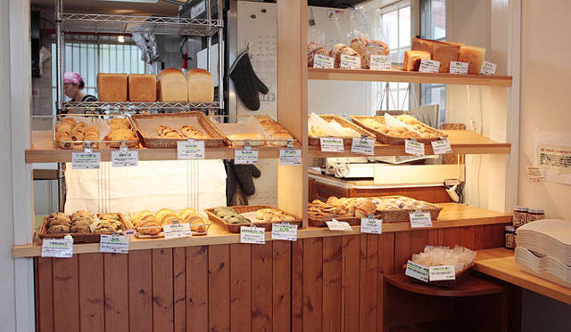 <b>erizo｜天然酵母パン エリゾー</b>　「あこ天然酵母」を使った小麦の香り豊かなパン。甜菜糖、シママース（天然塩）、厳選された国産小麦のハルユタカブレンドなど、身体によい素材を使用し、またパン生地には卵、牛乳を使用していないのでアレルギーのある子どもにも安心だ。