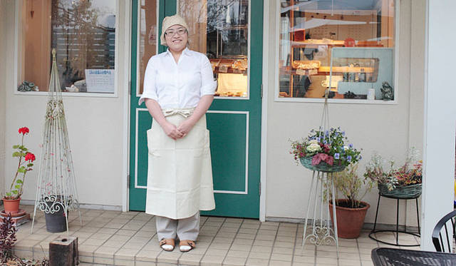 <b>erizo｜天然酵母パン エリゾー</b>　「近所にパン屋さんがなく、小学校の裏という立地もありますが、うちでは小さいお子さんも大切なお得意様です」と安部さん。
