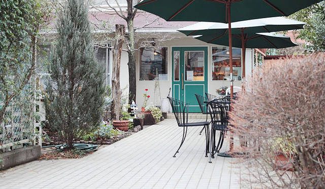 <b>erizo｜天然酵母パン エリゾー</b>　レストランの入口のような贅たくなアプローチ。店名の『エリゾー』は、スペイン語の「ハリネズミ」と安部さんのニックネームからきているそうだ。