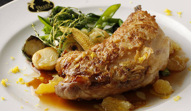 <b>ブラッスリー＆ワイン カフェ「Buzz（バズ）」</b><br>「フレッシュな生姜の衣をまとった土佐はちきん地鶏のロースト、小夏のガストリックソース」<br>土佐はちきん地鶏のモモ肉を使用。全国生産量1位の高知の生姜を薄くスライスして、皮目に貼り付け表面がカリッと香ばしくなるようにロースト。別鍋に砂糖をキャラメル状に焦がし、赤ワインビネガーと小夏で甘酸っぱいガストリックソースを合わせている。