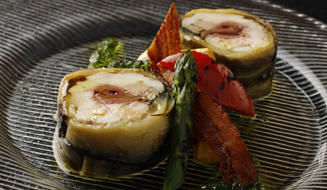 <b>ブラッスリー＆ワイン カフェ「Buzz（バズ）」</b><br>「土佐はちきん地鶏とフォアグラを高知茄子で包んだ香草風味のガランティーヌ」<br>土佐はちきん地鶏の鶏胸肉・鶏肝などとフォアグラを高知の茄子で棒状に巻きガランティーヌに仕立て、添えてあるのは、夏野菜をシンプルにグリルして香草とオリーブオイルでマリネしたものとピストーソース。高知の夏をクラシックフレンチで表現した。