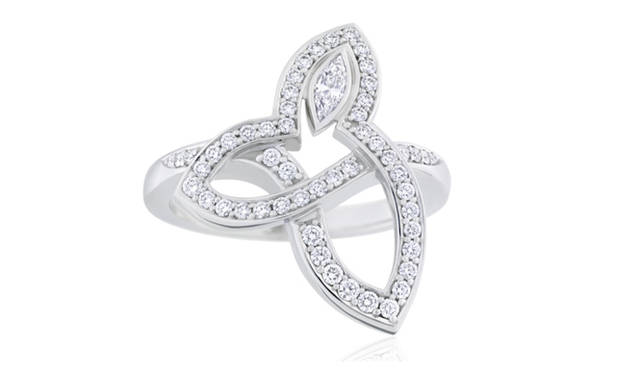 <b>HARRY WINSTON｜ハリ―・ウィンストン</b>　ハリ―・ウィンストンを代表するデザイン「クラスター」のシルエットをベースに、小粒のラウンドカット・ダイヤモンドで表現されたゆりの花が可憐な印象。アクセントにマーキースカット・ダイヤモンドがセッティングされた存在感あるデザインながら、カジュアルに日常づかいも楽しめるファッションリング。リリークラスター・リング[PT×ダイヤモンド]79万円（ハリー・ウィンストン）