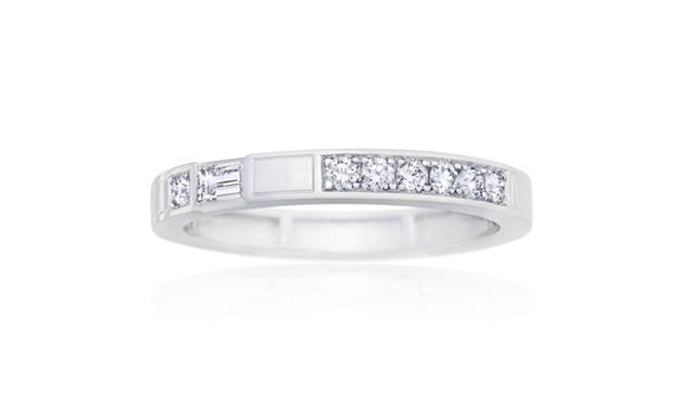 <b>HARRY WINSTON｜ハリ―・ウィンストン</b>　マンハッタンのストリートを縦横に走るクルマの流れを、バゲットカットとラウンドカットのダイヤモンドで表現――2009年に発表された“ザ・ニューヨーク・コレクション”のメインシリーズのひとつ、“トラフィック” シリーズの新作バンドリング。ファッションリングとしても、男女ペアでマリッジリングとしても。重ね付けが楽しめるのもうれしい。トラフィック・アクセント・バンドリング[PT×ダイヤモンド]36万円（ハリー・ウィンストン）