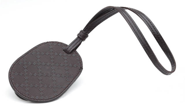 <b>GUCCI｜グッチ</b>　ディアマンテ パターンがエンボスされたレザーネームタグ。アイテムを購入したひとへプレゼントされる。©JAMANDFIX