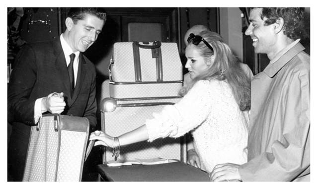 <b>GUCCI｜グッチ</b>　1950年代～60年代には「ディアマンテ・キャンバス」が女性のあいだでもブームに。グッチ ローマ ショップを訪れ旅支度をするウルスラ・アンドレス。©GUCCI