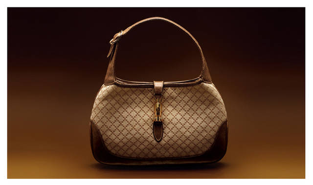<b>GUCCI｜グッチ</b>　グッチの人気アイテム、ジャッキーバッグ。ここにもダイヤモンドパターンがあしらわれた。（1961年製作）©GUCCI