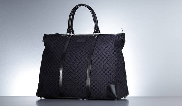 <b>GUCCI｜グッチ</b>　ジップ付トートバッグ。内側のフックがビットになっている。「ディアマンテキャンバス コレクション」トートバッグ[W44 x H36 x D 22.5cm] 10万7100円（グッチ／グッチ ジャパン）