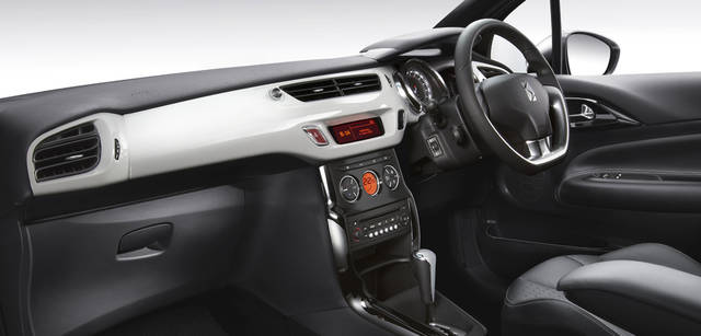  インテリアではダッシュボードカラーが5色、シートもファブリックとレザーを合わせて5種から選択することができる。