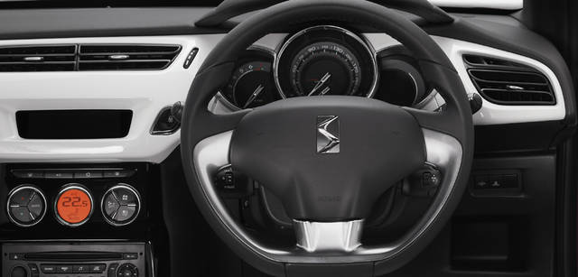  インテリアではダッシュボードカラーが5色、シートもファブリックとレザーを合わせて5種から選択することができる。