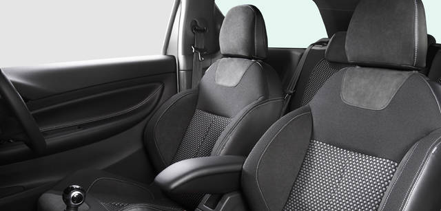  インテリアではダッシュボードカラーが5色、シートもファブリックとレザーを合わせて5種から選択することができる。